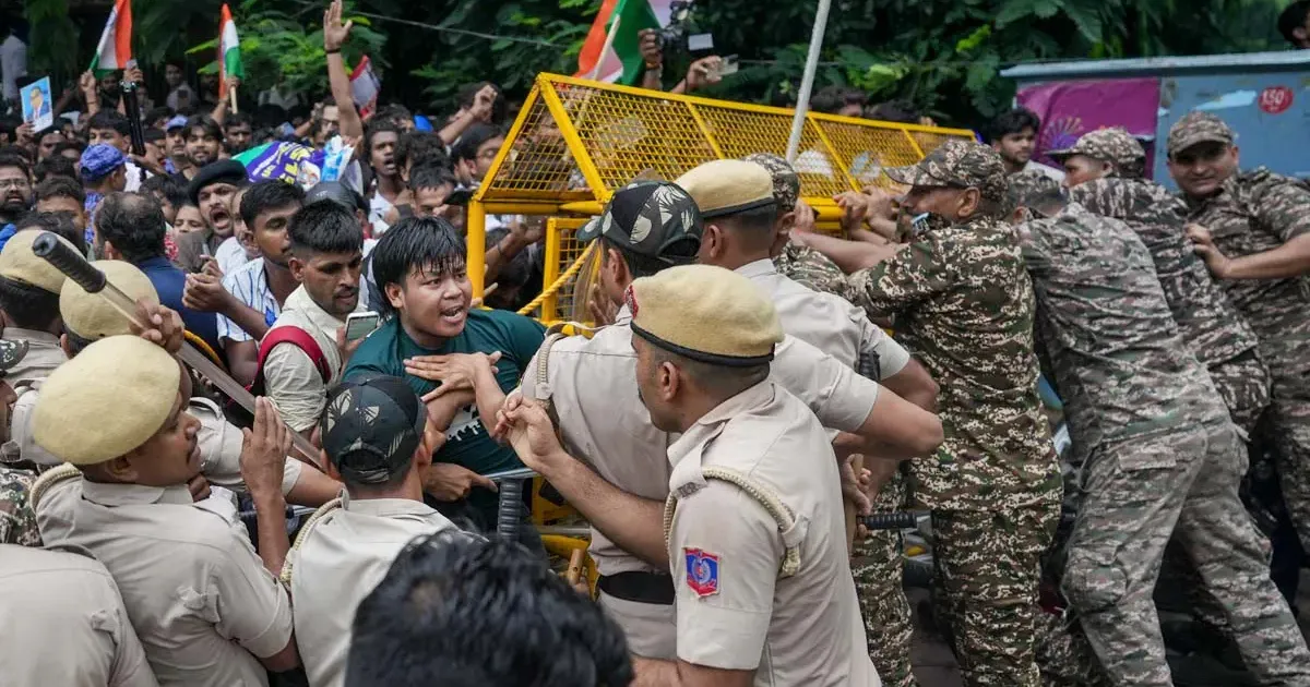 கல்வி அமைச்சர் ராஜினாமா கோரி டெல்லியில் போராட்டம்: 'சிஜேபி' அமைப்பினர் மீது போலீஸ் தடியடி!